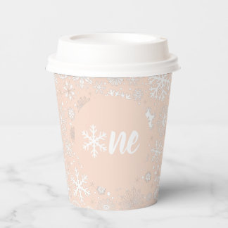 Rosa Schneeflocken mit einem Papier-Cup Pappbecher