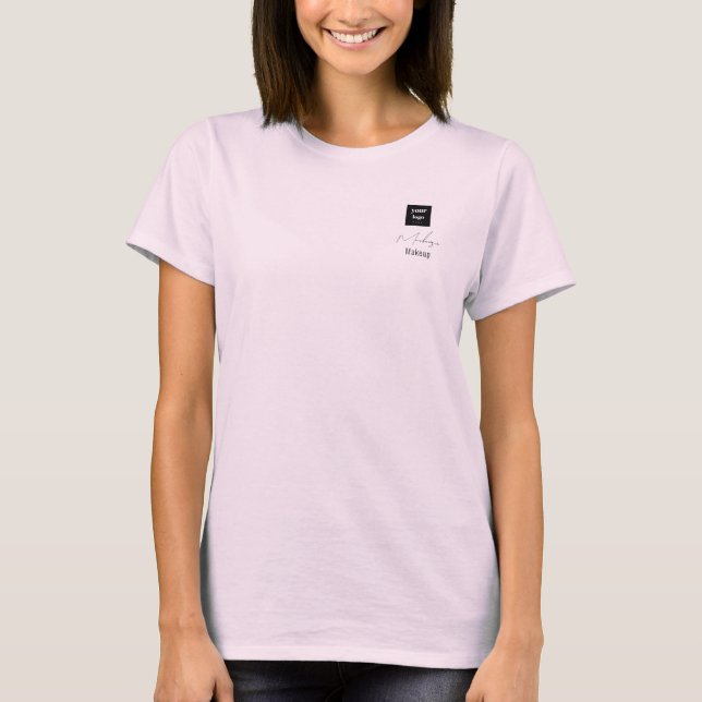Rosa Schrift-Logo-Makeup-Mitarbeiter T-Shirt (Vorderseite)