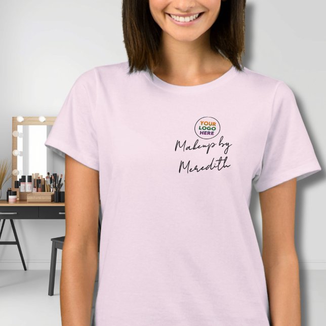 Rosa Schrift-Logo-Makeup-Mitarbeiter  T-Shirt (Von Creator hochgeladen)