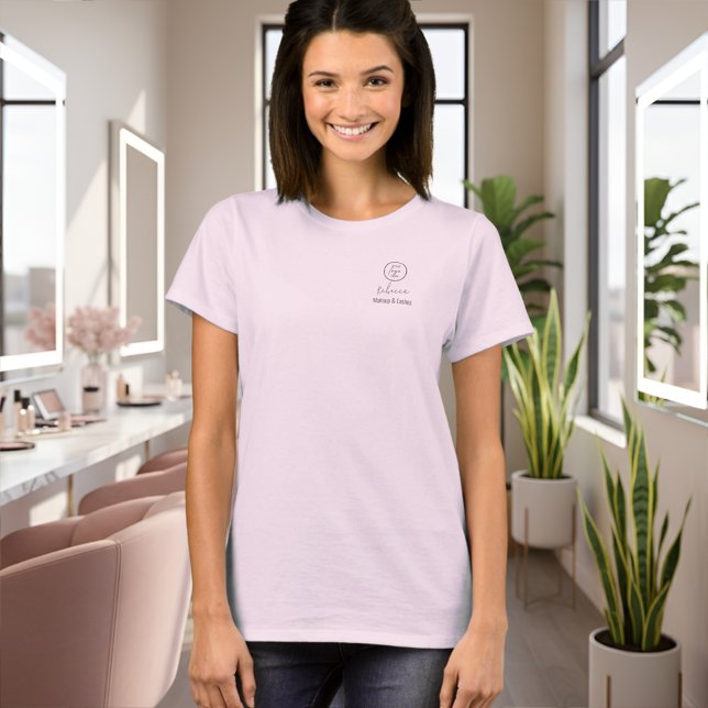 Rosa Schriftzug Mitarbeitername Make-up-Studio-Log T-Shirt (Blush pink makeup studio employee name t-shirt design with grey-back script & modern text plus logo)