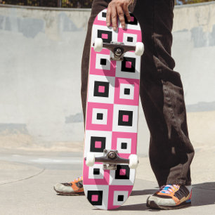 Rosa Schwarz und Weiß karierte Quadrate Muster Skateboard