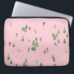 Rosa Skifahrer Ski Eröffnung Weihnachts-Skiurlaub Laptopschutzhülle<br><div class="desc">Skiöffnung! Cooles Wintermotiv-Design mit Skifahrern, die Skipisten zwischen schneebedeckten Tannenbäumen in den Alpen abfahren. Freeride-Skifahrer tragen farbenfrohe Vintage Retro-Anzüge und fahren mit Skiern auf einem pastellrosa, schneebedeckten Bergland abwärts. Wunderschönes Wintersportspass für Skifahrer im Freundeskreis, bei Kollegen oder in der Familie. Whimsical Skier Kunstwerk Illustration Design. Skifahrer Ski Wohngestaltung, Skiteam, Skicoach...</div>