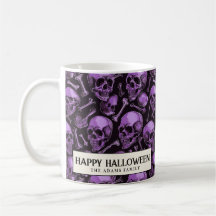 Rosa Skulpturen und schwarze Halloween-Tasse