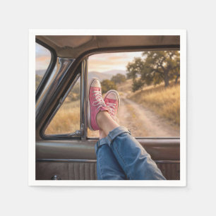 Rosa Sneaker im Retro-Autofenster Serviette