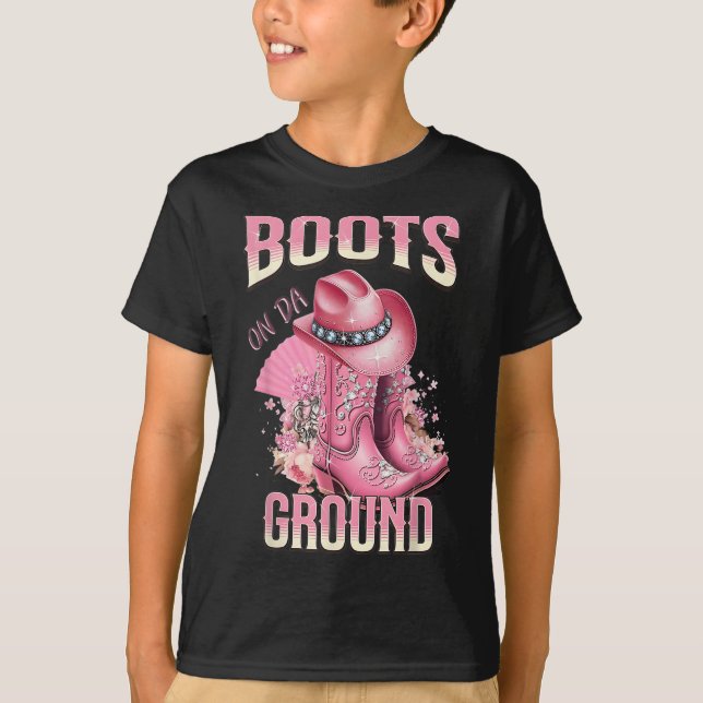 Rosa Stiefel auf Da Ground Western Cowgirl Hut und T-Shirt (Vorderseite)