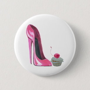 Rosa Stilett-Schuh und kleiner Kuchen Button