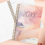 Rosa Swirl | Individuelle Name Frauen Planer<br><div class="desc">Bleibe und inspiriert mit unserem individuell anpassbaren Planer mit einem hübschen Rosa- und Goldwirl auf Vorder- und Rückseite. Personalisieren Sie es mit Ihrem Namen und dem Jahr für einen Planer, der einzigartig ist. Mit viel Platz zum Planen, zur Notiz nehmen und zum Tor gehen, ist dieser Planer elegant und perfekt,...</div>