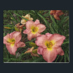 Rosa Taglilien Poster Puzzle<br><div class="desc">Dieses Rätsel zeigt ein Foto von wunderschönen rosa Taglilien mit gelben Mittelpunkten von Jayne Wilson. Das Foto wurde mit dem Aquarellfilter in Fotoshop Elements bearbeitet, was ihm ein malerisches Gefühl gibt.</div>