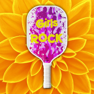 Rosa Tarnung mit gelbem Text Pickleball Schläger