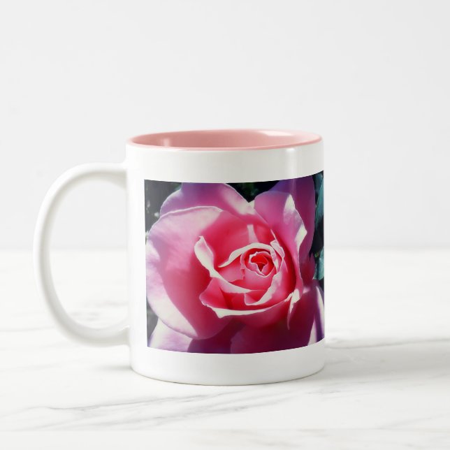 Rosa Tasse im Vollblutgetränk (Links)