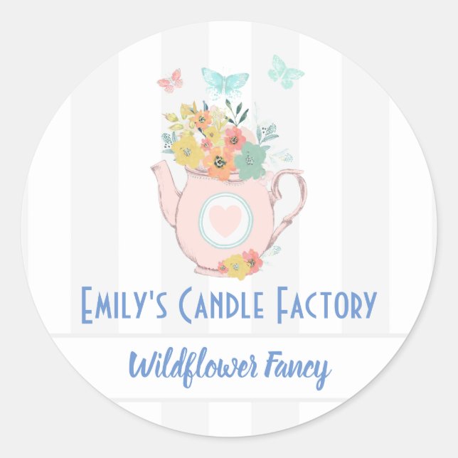 Rosa Teekanne mit Blume und Schmetterlingen Name Runder Aufkleber (Vorderseite)