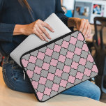 Rosa Trellis, Quatrefolie, marokkanisches Gitter Laptopschutzhülle<br><div class="desc">Elegantes,  stilvolles und raffiniertes marokkanisches Trellis-Muster in Grau und Rosa. Modernes und trendiges Geschenk,  perfekt für den Liebhaber von Latticework in Ihrem Leben.</div>