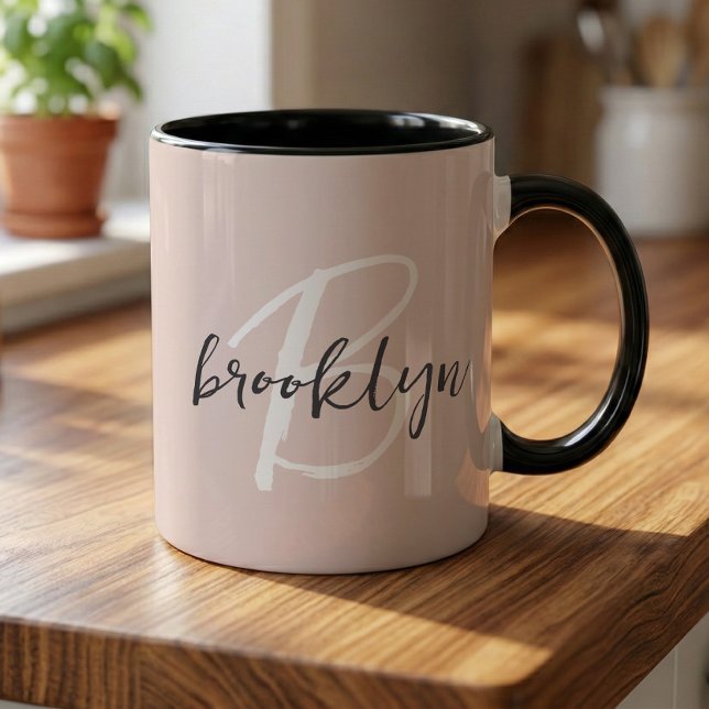 Rosa trendy graue Schrift Monogramm Name Tasse (Von Creator hochgeladen)