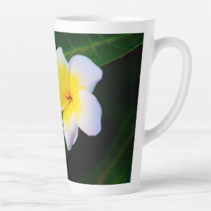 Rosa tropische Frangipani-Kunst Milchtasse