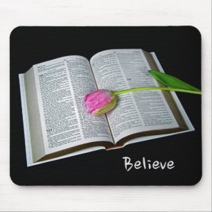 Rosa Tulip auf offene Bibel Mousepad