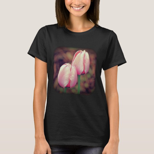 Rosa Tulips Raindrops Blütennatur T-Shirt (Vorderseite)