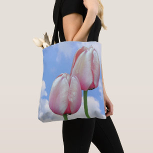 Rosa Tulpen, blauer Himmel und weiße Wolken, flora