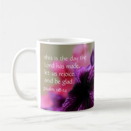 Rosa u. lila Petunie, w-Vers vom Psalm-118:24 Tasse