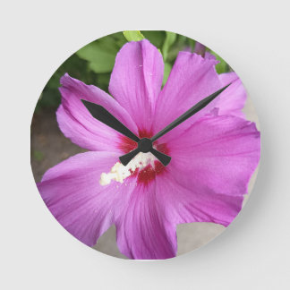 Rosa Uhr mit Hibiskusblütenmuster und floralem Run