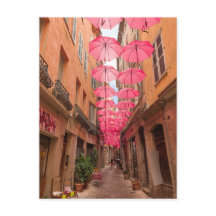 Rosa Umbrellas an der französischen Riviera Grasse