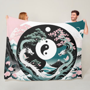 Rosa und Aquamarine Drachen Asiatische Landschaft  Fleecedecke
