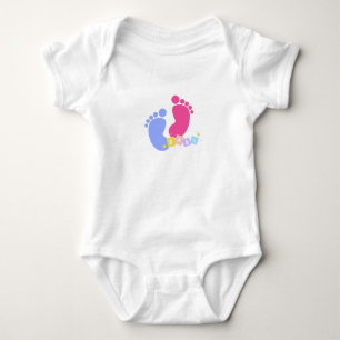 Rosa und blaue Babyfußabdrücke und Blöcke Baby Strampler