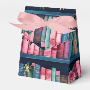 Rosa und blaue Bücher und Blumen auf dem Bücherreg Geschenkschachtel