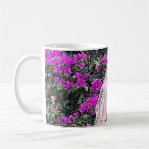 Rosa und blaue Budgien gegen rosa Bougainvillea Kaffeetasse