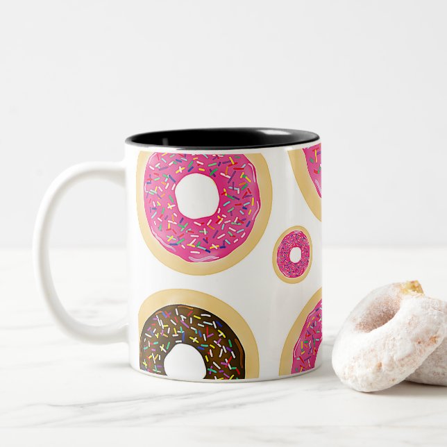 Rosa und braun Sprinkle Donuts Moderner Spaß Niedl Zweifarbige Tasse (Mit Donut)