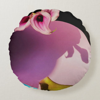 Rosa und gelbe Blume auf rosa Papier Rundes Kissen