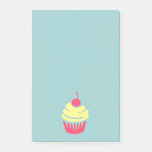 Rosa und gelber Kuchen oben mit Kirsche Post-it Klebezettel