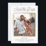 Rosa und goldfarbene Confetti-Foto-Save the Date-K Save The Date<br><div class="desc">Mit diesem individuell gestaltbaren Foto verkünden Sie Ihren Hochzeitstag und Ihre Freunde. Dieses moderne Ankündigung Datum freihalten verfügt über rosa Aquarellpinsel und Imitate goldenen Konfetti mit einem Retro-Skript.</div>