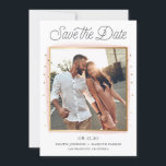 Rosa und goldfarbene Confetti-Foto-Save the Date-K Save The Date<br><div class="desc">Mit diesem individuell gestaltbaren Foto verkünden Sie Ihren Hochzeitstag und Ihre Freunde. Dieses moderne Ankündigung Datum freihalten verfügt über rosa Aquarellpinsel und Imitate goldenen Konfetti mit einem Retro-Skript.</div>