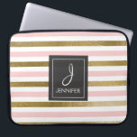 Rosa und goldfarbener Streifen Elegantes Monogramm Laptopschutzhülle<br><div class="desc">Rosa und Imitate Gold Foil gestreift Elegant Monogram Case. Dieser Fall kann so angepasst werden,  dass er Ihren ursprünglichen und vollständigen Namen enthält.</div>