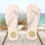 Rosa und goldmarokkanisches Quatrefolienmonogramm Flip Flops<br><div class="desc">Maßgeschneiderte,  bedruckte Flop-Sandalen mit einem stilvollen marokkanischen Quartrefolienmuster und einem eigenen Monogramm oder einem anderen Text in einem Kreisrahmen. Klicken Sie auf Anpassen,  um Schriftart und Farben zu ändern oder eigene Bilder hinzuzufügen,  um ein einzigartiges Design zu erstellen!</div>