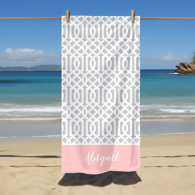 Rosa und graue Trellis Monogramm | Editierbare Far Strandtuch (Von Creator hochgeladen)