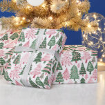 Rosa und grün dekorierte Bäume mit weißem Hintergr Geschenkpapier<br><div class="desc">Dieses Bild zeigt ein festliches Muster von Weihnachtsbäumen auf weißem Hintergrund. Die Weihnachtsbäume sind in verschiedenen Grün- und Rosatönen dargestellt und schaffen ein lebendiges und skurriles Design. Die Bäume werden mit Details wie Ornamenten und Lichtern sehr schön gezeichnet, um das festliche Thema zu ergänzen. Die gesamte Farbpalette ist in sanften...</div>