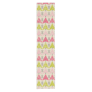 Rosa und grüne Weihnachtsbäume mit Schneeflocken Kurzer Tischläufer