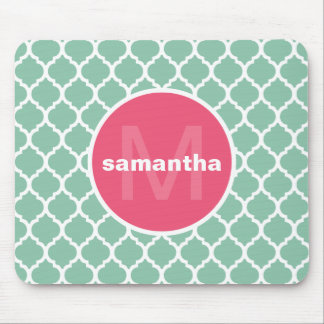 Rosa und grünes Quatrefoil Monogramm Mousepad