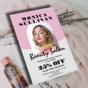 Rosa und hellgraues minimalistisches Schönheitssal Flyer