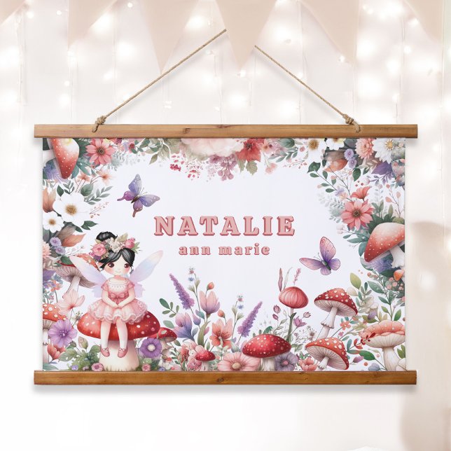 Rosa und Lila Fairycore-Personalisierter Name Wandteppich Mit Holzrahmen (Enchanted Fairycore Garden Custom Name Tapestry Wall Art Black Hair Fairy.)