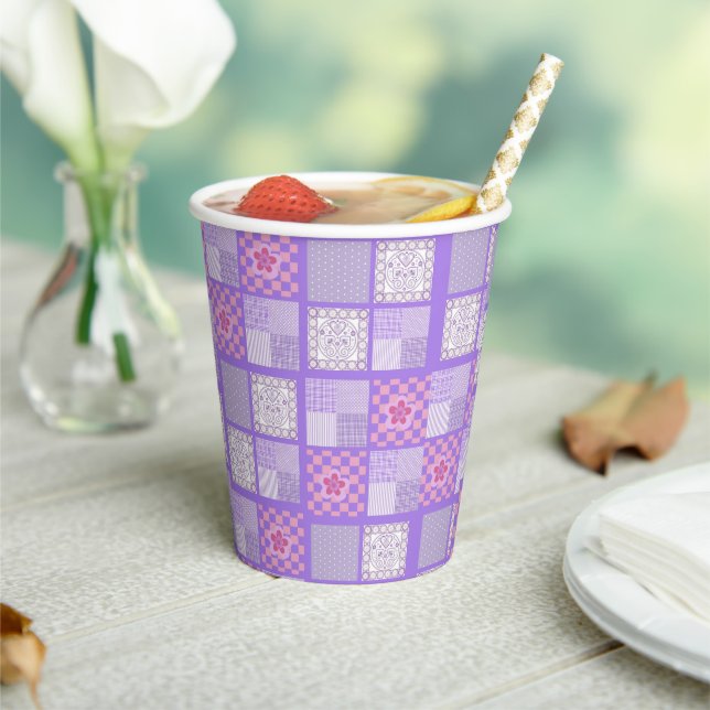 rosa und Lila Patchwork-Design Pappbecher (In Situ)