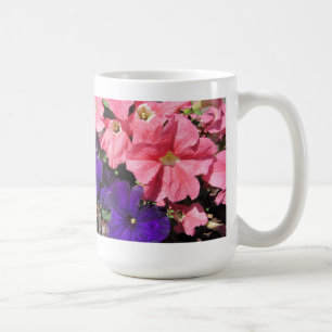 Rosa und Lila Petunias Tasse