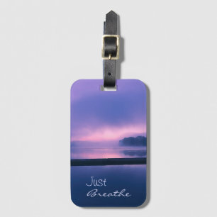 Rosa und Lila Sonnenaufgang über Wasser Atmen Sie Gepäckanhänger