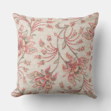 Rosa und magere Blume auf dem Elfenbeinkopfkissen