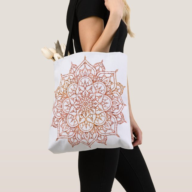 Rosa und Orange Mandala auf weißem Glam (Von Nahem)