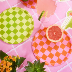 Rosa und orangefarbene Teller aus karierten Party
