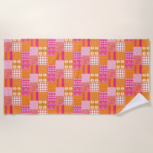 Rosa und orangefarbenes Blumen-Patchwork-Strandtuc Strandtuch (Vorderseite)