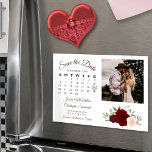 Rosa und Rose Kalender und Foto Save the Date Magneteinladung<br><div class="desc">Diese wunderschöne Magnetkarte ist ein wunderbarer Weg, um Ihre Freunde und Familie wissen, um Save the Date für Ihre kommende Hochzeit lassen. Das rustikale, schicke Design mit handgemalten Aquarellfarben in Bordeaux-, Rot- und Rosatönen ist in einem Haufen handgemalter Rose gehalten. Die links Seite der Karte ist ein individualisierbarer Kalender Ihres...</div>