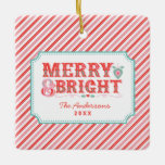 Rosa und Rot | Merry & Bright Keramikornament<br><div class="desc">Dieser Weihnachtsschmuck zeichnet sich durch ein fröhliches Design mit Text aus,  in dem "Merry & Bright" steht. Sie können mit Ihrem Namen und Jahr am Ende personalisieren. Auf der Rückseite befindet sich ein weiteres koordinierendes rosa und rotes diagonales Stripmuster.</div>